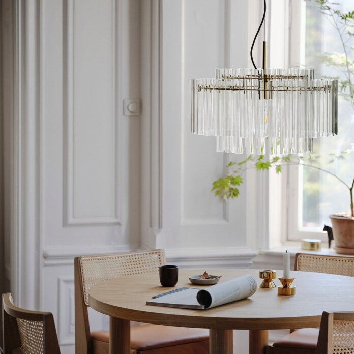 Lampa wisząca ze szklanym kloszem nad stołem w jadalni