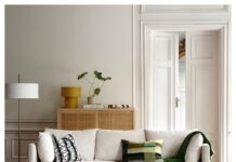 Trzyosobowa sofa w jasnym pokoju dziennym