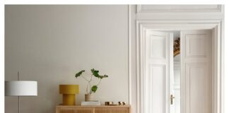 Trzyosobowa sofa w jasnym pokoju dziennym