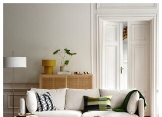 Trzyosobowa sofa w jasnym pokoju dziennym