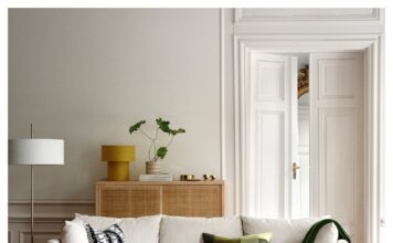 Trzyosobowa sofa w jasnym pokoju dziennym