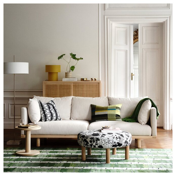 Salon planuje się miarką, zanim planuje się go katalogiem. Fot.: ikea.com Trzyosobowa sofa w jasnym pokoju dziennym