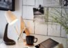 Oświetlenie biurka i home office – 500 luksów, UGR 19 i lampa po właściwej stronie Lampa biurkowa z regulowanym ramieniem na biurku