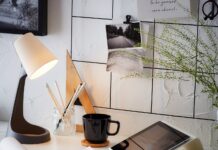 Lampa biurkowa z regulowanym ramieniem na biurku