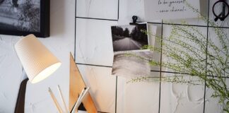 Lampa biurkowa z regulowanym ramieniem na biurku