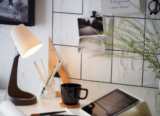 Lampa biurkowa z regulowanym ramieniem na biurku