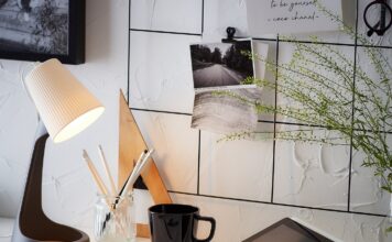 Lampa biurkowa z regulowanym ramieniem na biurku