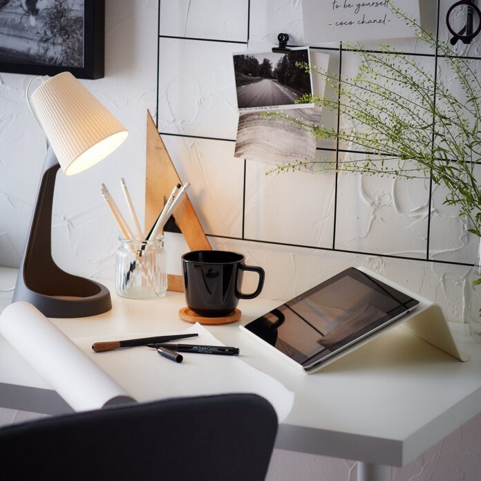 Lampa biurkowa z regulowanym ramieniem na biurku