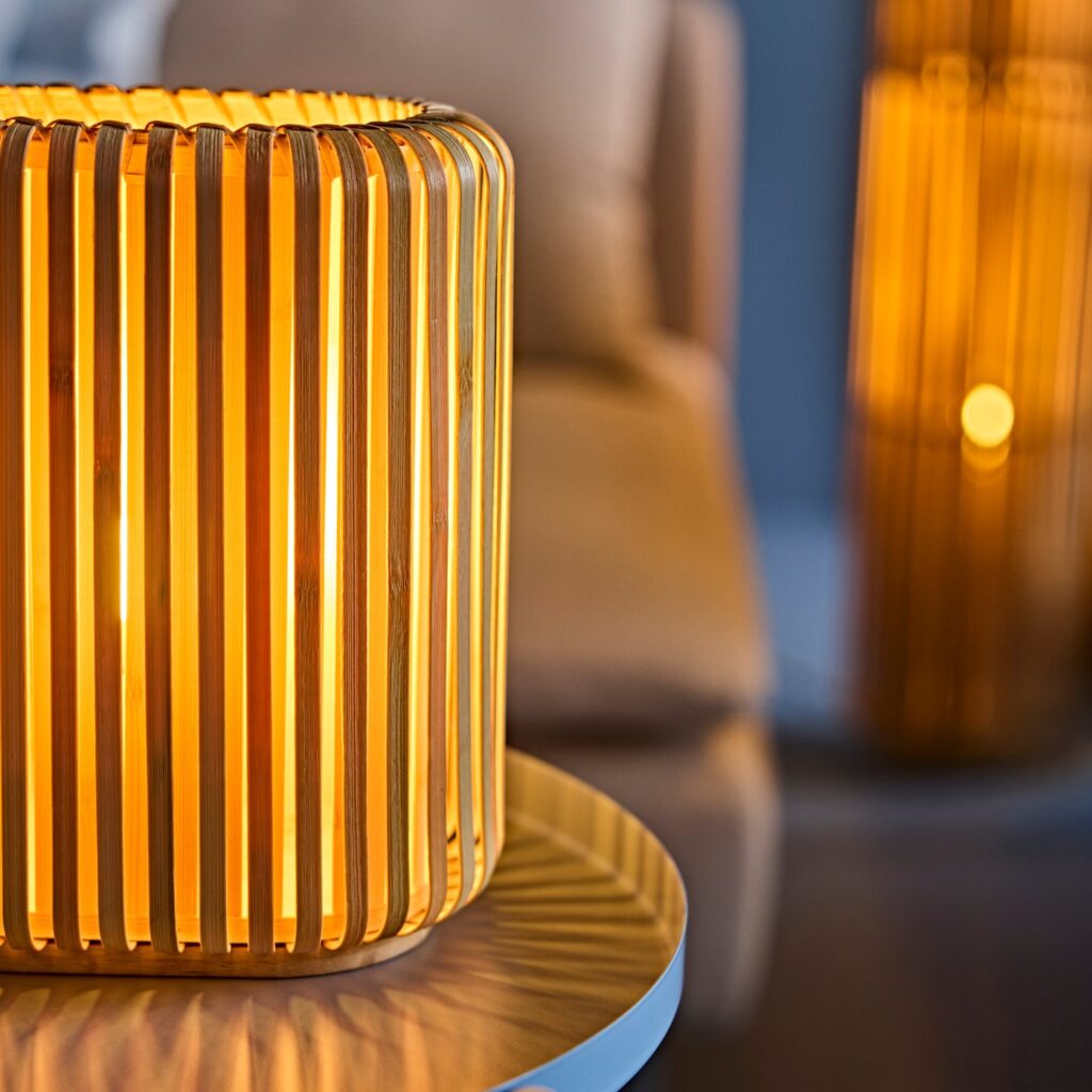 Lampa VARPTROSS na komodzie