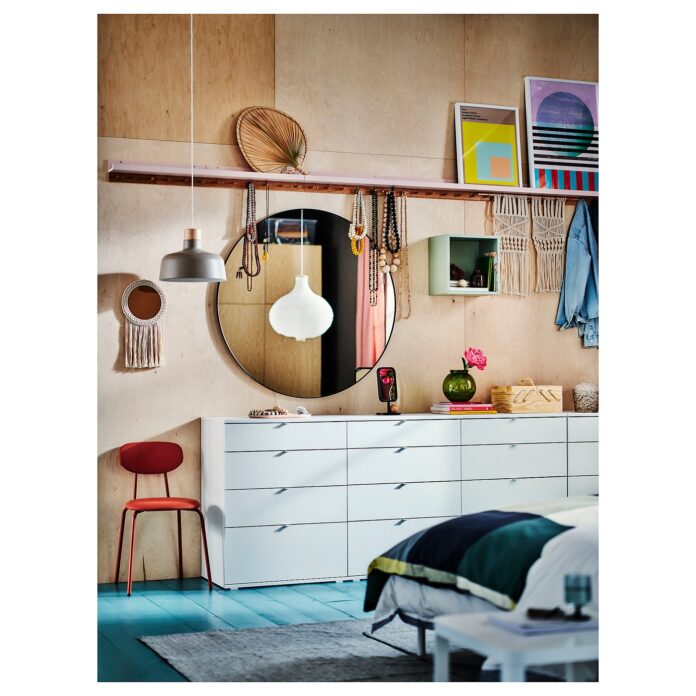 Komoda z otwartą szufladą to dźwignia, nie mebel. Fot.: ikea.com Biała komoda z czterema szufladami