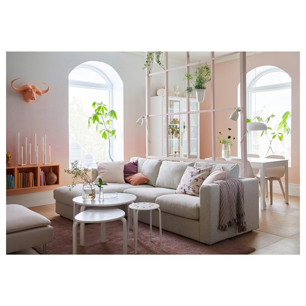 Sofa VIMLE ustawiona w jasnym salonie
